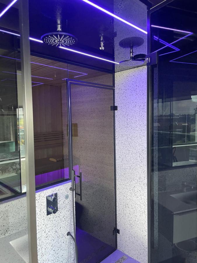 سانداكم Above And Beyond - Luxe Suite Met Sauna En Stoomdouche المظهر الخارجي الصورة